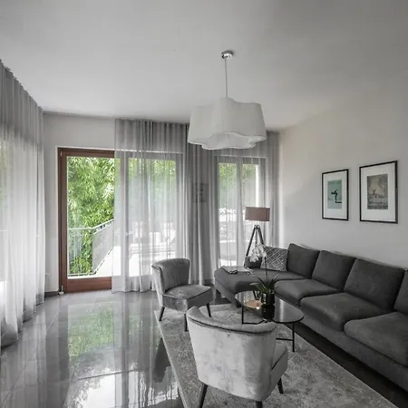 度假居 埃琳娜别墅 *